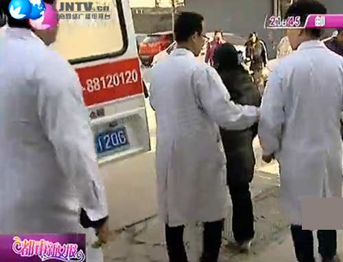 神康救助持刀乱舞的女精神病人张女士